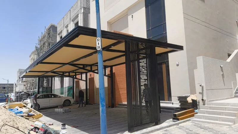 حداد مظلات الكويت - تركيب مظلات سيارات كابولي بتصميم منحني من Kuwait Haddat
